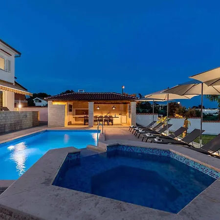 Anela 43259 וילה פורץ