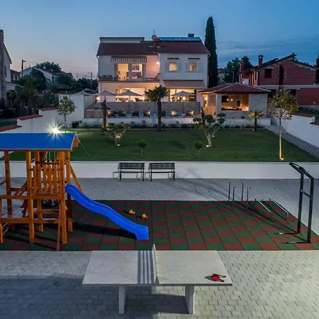 וילה Anela 43259 פורץ